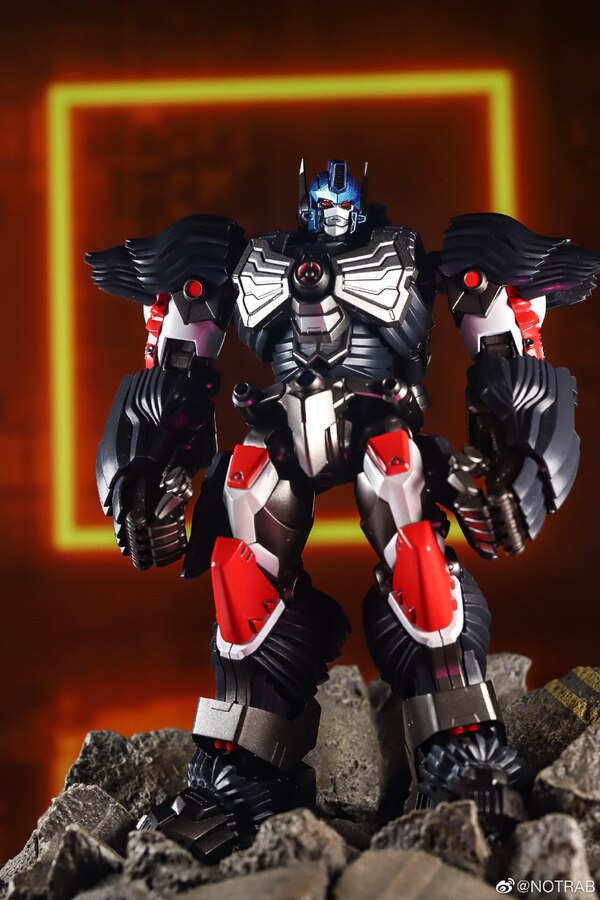 Flame Toys Furai Action Optimus Primal In Hand Images  (2 of 12)